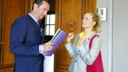 Anwalt Liebermann (Sven Gerhardt) fordert Jenny (Birte Hanusrichter) auf, vor der Tür zum Gerichtssaal zu warten.