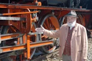 Sepp Forcher vor der historischen Dampflok, eines der schönsten Austellungsstücke der OÖ Landesausstellung „Kohle und Dampf“.