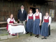 Sepp Forcher mit dem Frankenburger Dreigelsang im Freilichtmuseum Gstehrerhof.