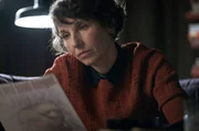 Nina Rubin (Meret Becker) recherchiert zum Thema "Hitlerjugend". Nina Rubin (Meret Becker) recherchiert zum Thema "Hitlerjugend".
