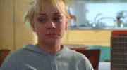 Das Vergewaltigungsopfer Jen Caulder (Nicole Sullivan) muss sich den Fragen der Ermittler stellen.