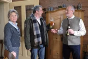 ARD STURM DER LIEBE FOLGE 1246, am Dienstag um 15:10 Uhr im ERSTEN. André (Joachim Lätsch, M.) muss sich eine neue Bleibe suchen. Hildegard (Antje Hagen, l.) lässt sich - sehr zu Alfons (Sepp Schauer, r.) Leidwesen - dazu überreden, André für eine Nacht Asyl zu gewähren.