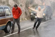 Es ist Valentinstag. Von Romantik ist jedoch nichts zu spüren, denn zwischen Zoey und Lyndsey tobt ein perfider Zickenkrieg. Schließlich wird durch ein Unwetter die Straße zum Haus zerstört. Doch als Lyndsey ihre Regel bekommt, zwingt sie Alan (Jon Cryer, r.) Tampons zu besorgen.