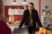 Arzu Ritters (Arzu Bazman) Vater Klaus hat herausbekommen, warum sich Arzus Sohn Max in letzter Zeit so ausfällig gegenüber seiner Mutter verhält. Als Klaus Arzu damit konfrontiert, ist sie geschockt.