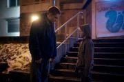 DENNIS PETZOLDT (Florian Geißelmann) und sein kleiner Bruder LINUS PETZOLDT (Yvon Sable Moltzen) sind nachts unterwegs.
