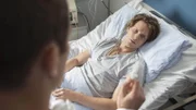 Tobias Falk (Bernhard Piesk, l.) spritzt seinem Patienten Tim Sonntag (Bert Tischendorf) Pranodan, was dieser dringend gegen seine Nieren-Insuffizienz benötigt.