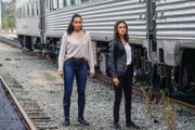 Macy Vaughn (Madeleine Mantock, l.); Abigael (Poppy Drayton, r.)