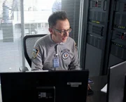 Finch (Michael Emerson) muss herausfinden, wer und wo der mysteriöse Anrufer ist, der mit einer Entführung das Löschen von Notrufen erpressen will.