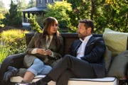 Max Mitchell (Vanessa Morgan, l.); George Graham (Jason Priestley, r.)