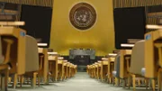 Saal der UN-Generalversammlung, in der 193 Staaten der Welt mit gleichen Rechten vertreten sind und die sich für den Frieden der Welt einsetzen sollen.