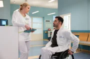Dr. Ilay Demir (Tan Caglar) fragt bei Schwester Miriam (Christina Petersen) nach, warum seine ehemalige Patientin jetzt von Dr. Phan behandelt wird.