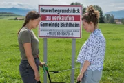 Maxi (Katharina Scheuba, l., mit Johanna Graen, r.) findet Trost in der Natur.