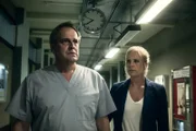 Ina Zimmermann (Melanie Marschke, r.) steht mit August Grahl (Stephan Schad, l.) auf dem Gang im Büro der SOKO. Gibt es Neuigkeiten über den Verbleib seiner Frau?