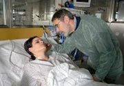 Als Susanne aus der Narkose erwacht, fragt sie ihren Vater nach ihrem Baby. Er muss ihr sagen, dass es leider nicht zu retten war.