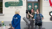 Kollmars Fernsehteam scheint erstaunlich ungerührt von dem Mord. Realisator Philipp Stadler  (Robert Glatzeder, M.) ist erst seit wenigen Monaten bei der Sendung beschäftigt und Tonmann Patrick (Sven Hönig, r.) nur kurzfristig eingesprungen. Doch erklärt das allein ihre Gleichgültigkeit? Polizistin Leena Virtanen (Li Hagman, l.) ist skeptisch.