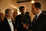 Hinters Licht geführt: (l-r) Lena Endre als Elsa Engström, Alexander Karim als Viktor Baker, Johannes Kuhnke als Liam Skjöld