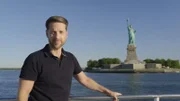 Mirko Drotschmann und die amerikanische Freiheitsstatue im Hafen von New York.