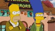 Da Lisa Angst vor der Halloween-Dekoration hat, beschließen Homer (l.) und Marge (r.), das Haus halloweenfrei zu gestalten und so muss Homer die komplette Dekoration wieder abräumen - was Bart überhaupt nicht toll findet ...