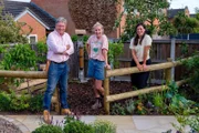 V.l.: Alan Titchmarsh, Katie Rushworth und Frances Tophill  Die Verwendung des sendungsbezogenen Materials ist nur mit dem Hinweis und Verlinkung auf RTL+ gestattet.; V.l.: Alan Titchmarsh, Katie Rushworth und Frances Tophill  Die Verwendung des sendungsbezogenen Materials ist nur mit dem Hinweis und Verlinkung auf RTL+ gestattet.