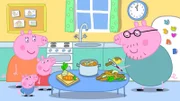 Familie Wutz bereitet ein leckeres Essen zu. Dann sollen Peppa (3.v.l.) und Schorsch (2.v.l.) die Gemüseabfälle von Oma Wutz auf den Kompost werfen.