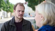 Kevin Hobsch (Matti Krause, l.) hat den Toten gefunden, allerdings war er zu einer verdächtig frühen Uhrzeit in der Küche. Für ihn als Sous-Chef angeblich normal. Weiß er mehr über den Mord oder ist er gar darin verstrickt? Polizistin Leena Virtanen (Li Hagman, r.) ermittelt.