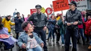 Melanie (Sanna Englund, r.) und Mattes (Matthias Schloo, 2.v.l.) müssen zu einer unangemeldeten Demo, die von der Aktivistin Cora Liberti (Kübra Sekin, l.) organisiert wurde. (Rest: Komparsen).