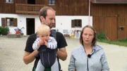 Nico (31) und Alexandra (27) leben gemeinsam mit der neun Monate alten Tochter Mia auf einem kleinen Bauernhof in Niederbayern. Doch statt ländlicher Idylle heißt es für das Paar schuften, schuften, schuften..