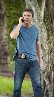 Jim (Matt Passmore) bekommt einen Anruf von Carlos, der seinen Verdacht bestätigt.