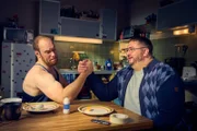 Sven (Sven Daniel Bühler, l.) fordert Tüffi (Daniel Zillmann, r.) zum Armdrücken heraus.