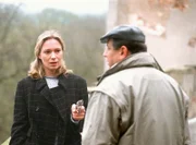 In Polen bekommt Mary (Katja Weizenböck) plötzlich Angst vor Klaus Ross (Hilmar Eichhorn) und bedroht ihn mit der Waffe: Sie hält ihn für den möglichen Mörder ihrer Eltern.