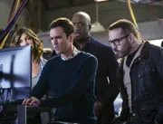 (v.l.n.r.) Sara (Natalia Tena); Josh (Blake Lee); Detective Cavanaugh (Richard T. Jones); Tanner (Jeremy Piven)
