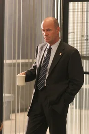 Lt. John Stillman (John Finn) bespricht mit seinem Team die Vorgehensweise im aktuellen Fall ...