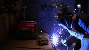 Der Wettbewerber schweißt Metall