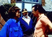 Brad (John Lawlor, r.) macht Jonathan (Michael Landon, l.) und Mark (Victor French, M.) klar, dass sie keine Schwarzen in ihrer Gegend dulden werden.