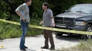 Jim (Matt Passmore, l.) spricht mit Wayne Balldinger alias Way N.E. Bey (Edward Furlong), der sich offenbar mit faulen Methoden ein Grundstück unter den Nagel reißen wollte. Hat er Connie Simpson umgebracht?