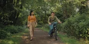 Mari (Maryam Zaree) versucht, mit Johnny (Yuri Völsch) über Zoes Liebeskummer zu sprechen.