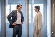 Oliver Henke (Pierre Kiwitt, l.) beschwert sich bei der Schuldirektorin Sabine Gehrmann (Sabine Winterfeldt, r.). Er will, dass gegen den Lehrer seines Sohnes etwas unternommen wird.