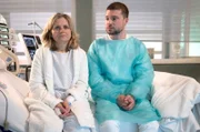 Kris Haas (Jascha Rust) und seine Mutter Sylvia (Nina Weniger) machen sich Gedanken, wie es jetzt weitergehen soll.