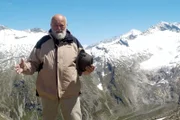 Sepp Forcher auf der Birnlücke, dem Übergang zwischen dem Südtiroler Ahrntal und dem Krimmler Achental auf Salzburger Seite, rechts der 3.666 m hohe Großvenediger.