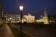 Das Brandenburger Tor in Berlin war bis zur deutschen Wiedervereinigung Symbol des Kalten Krieges. Bis heute ist es Symbol der Stadt. Es wurde zwischen 1788 und 1791 von Carl Gotthard Langhans im neoklassizistischen Stil errichtet. Inspiriert war der Architekt dabei von den Propyläen der Akropolis in Athen.