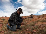 NEW MEXICO - Gabriel Villescas benutzt einen Metalldetektor.