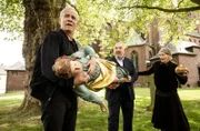 Besonders schwerer Diebstahl begangen durch zwei Kriminalhauptkommissare: Max Ballauf und Freddy Schenk lassen sich von Karin Bongartz dazu überreden, die Madonna aus der Kirche zu ihr nach Hause zu bringen.