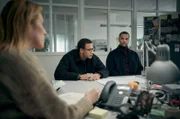 v.l. CATRIN KOGAN (Franziska Weisz) (Vordergrund), FELIX SYLLA (Chieloka Jairus) und IDRISSA SYLLA (Philip Bender) im Haus des Jugendrechts, FELIX soll eine Aussage zur Krawallnacht machen.