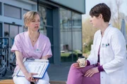 Daria Schmitz (Johanna Klante, l.) öffnet sich endlich ihrer Freundin und Kollegin Theresa (Katharina Nesytowa, r.). Seit vielen Jahren ist ihr Mann bereits alkoholabhängig und sie selbst selbst in einer Co-Abhängigkeit.