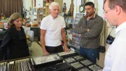 Inge (li.), Hinrich (2.v.li.) und Trödelexperte Sükrü Pehlivan wollen Schmuck verkaufen.
