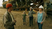 Von links: Horàk (Godehard Giese), Toni (Augst Schulz), Anja (Victoria Schulz) und Miri (Ruth Reinecke): Sie stehen unter dem Bagger und schauen hoch zu Michael, der sich im Führerhaus eingesperrt hat.