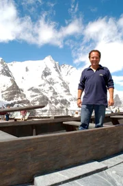 Der Salzburger Künstler Hans Weyringer mit seinem Bronzeschiff auf der Kaise-Franz-Josefs-Höhe am Großglockner