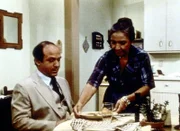 Dr. Martin (David Spielberg, l.) verheimlicht seiner Mutter Anna (Miriam Colon, r.) schon seit langem, dass er eine eigene Familie hat.