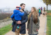 ARD IN ALLER FREUNDSCHAFT - DIE JUNGEN ÄRZTE, neue Vorabend-Weekly mit 42 Folgen, FOLGE 9 "Grenzen", am Donnerstag (26.03.15) um 18:50 Uhr im ERSTEN. Arzu (Arzu Bazman, r.) besucht Niklas (Roy Peter Link, M.) mit ihrem gemeinsamen Sohn Max (Pepe, l.) in Erfurt.