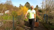 Für Daniel wird es Zeit, die bestellten Hecken einzupflanzen.